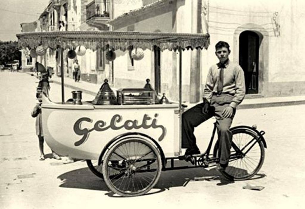 Immagine di un gelataio ad Augusta nei primi del '900
